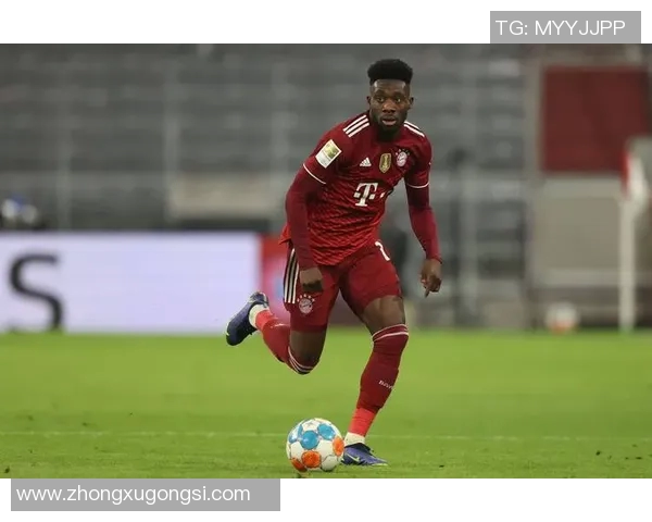 足球传奇球星之子成长历程与形象曝光引发网友热议与关注